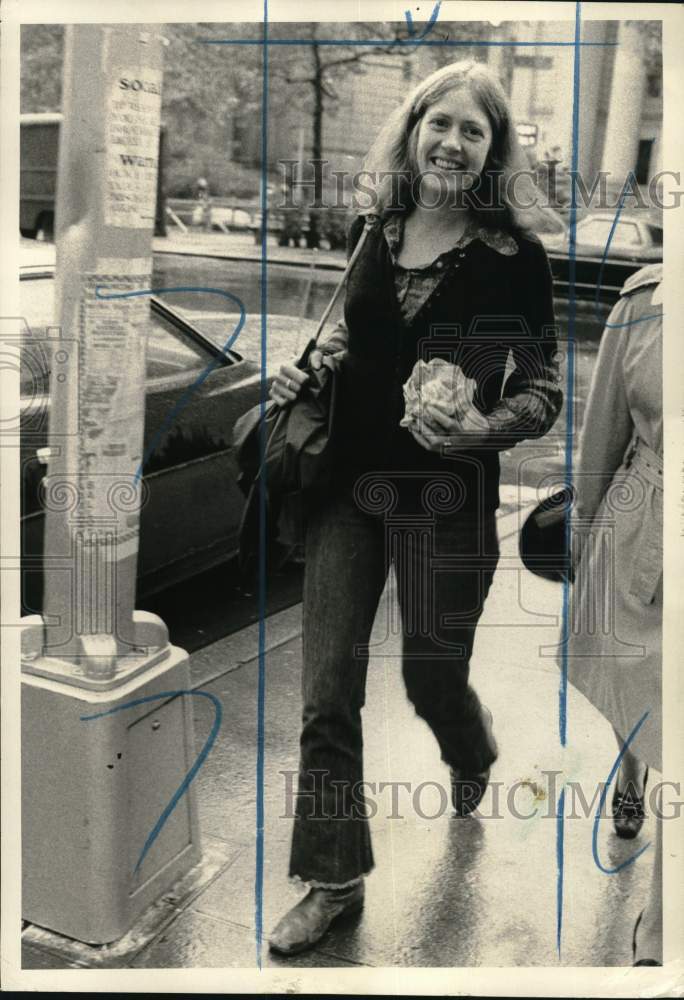 1975 Press Photo Pat Swinton, Bomb Conspirator, at Federal Court in Manhattan- Historic Images