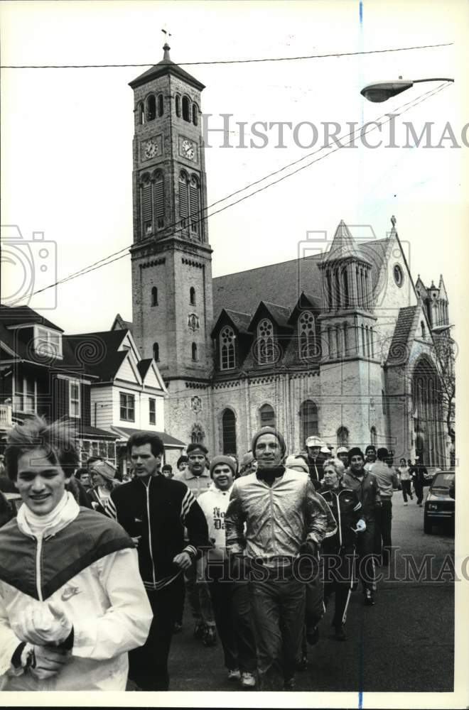 1983 Press Photo Runners Passing St. Peter&#39;s Church on St. Mark&#39;s Place- Historic Images