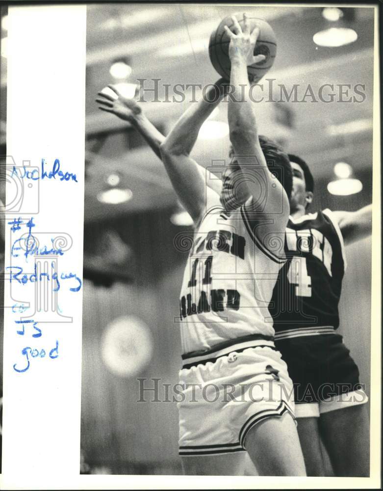 1987 Press Photo College of Staten Island Basketballer Versus Efraim Rodriguez- Historic Images