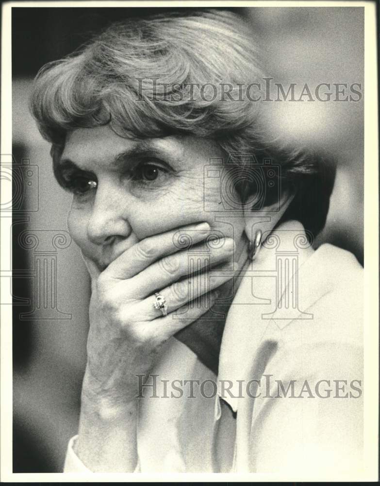 1987 Press Photo Deloris Brennan, College of Staten Island watches basketball- Historic Images