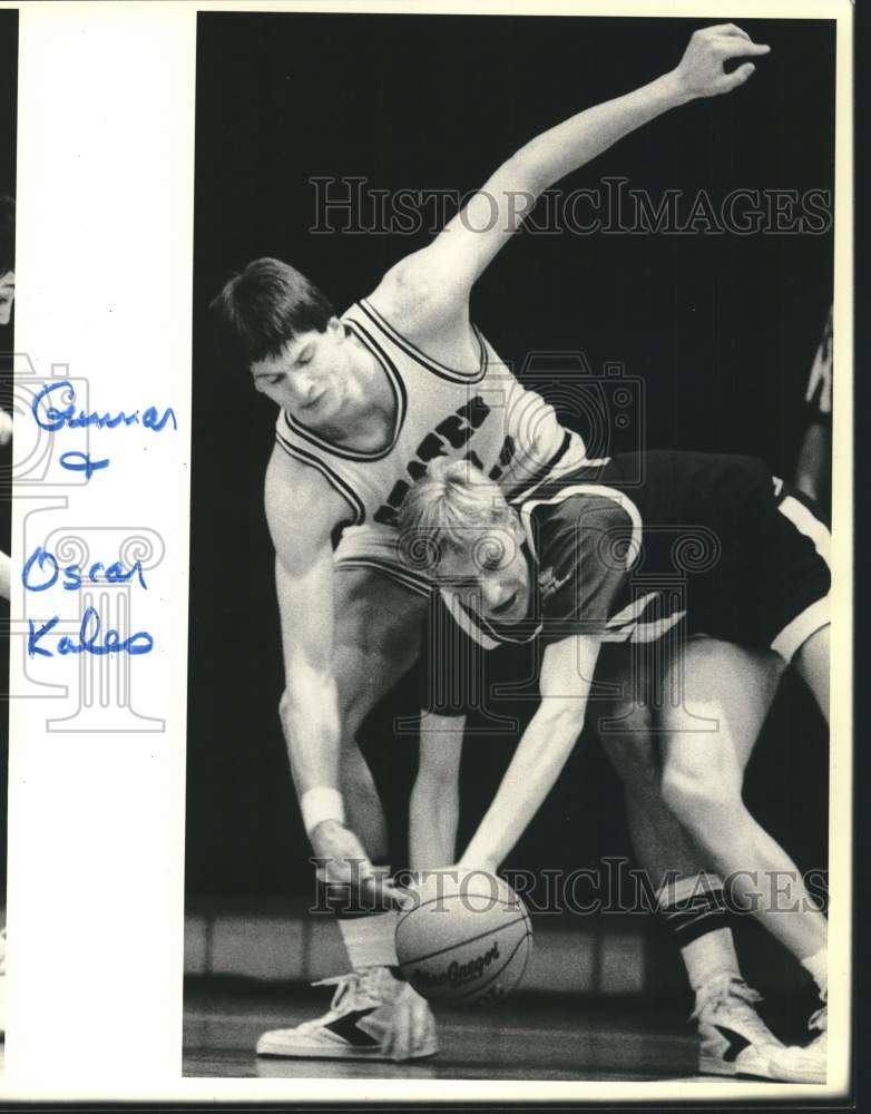 1987 Press Photo College of Staten Island Basketball Gunnar Oberg Goes For Ball- Historic Images