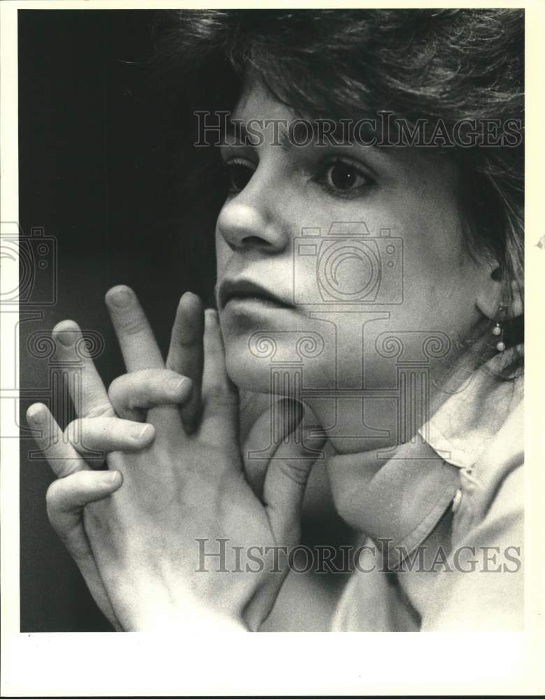 1987 Press Photo Deb Brennan Watching College of Staten Island Play Basketball- Historic Images