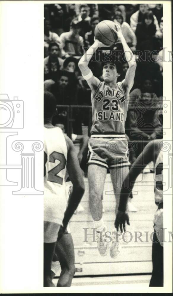 1987 Press Photo College of Staten Island Basketball Player Shoots for Basket- Historic Images