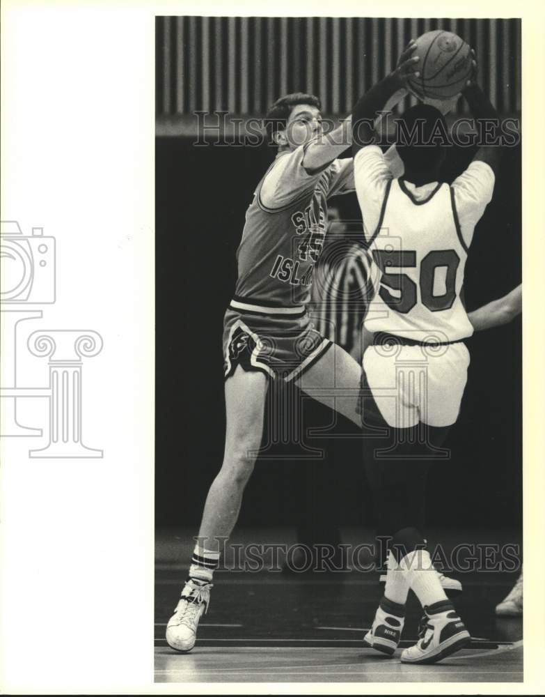 1987 Press Photo College of Staten Island Basketballer Blocks Opponent&#39;s Ball- Historic Images