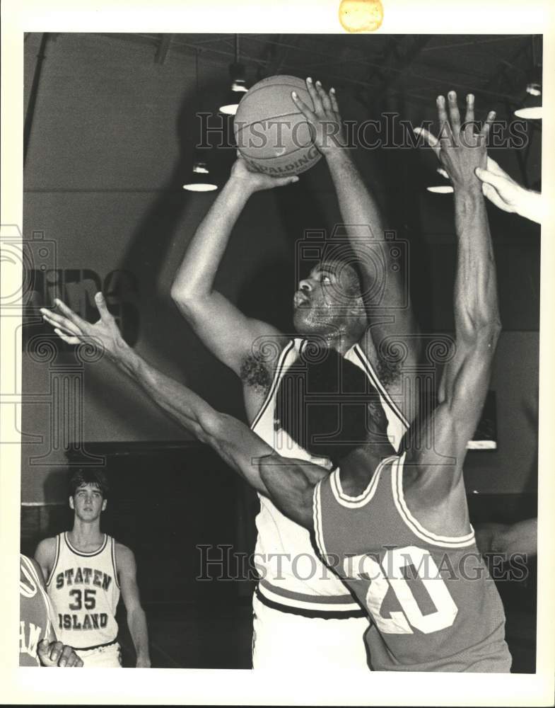 1984 Press Photo College of Staten Island Basketball&#39;s Ron Chase Shoots for 1000- Historic Images