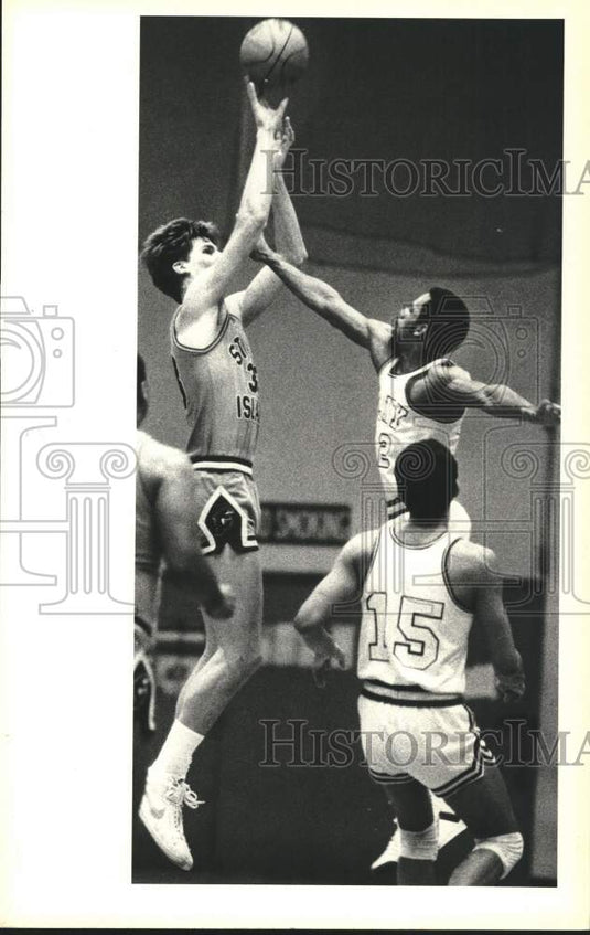 Press Photo College of Staten Island Basketballer #33 Shoots By CCNY Player #12