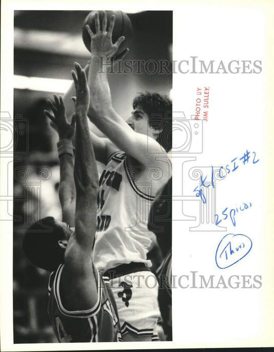 Press Photo College of Staten Island Basketballer