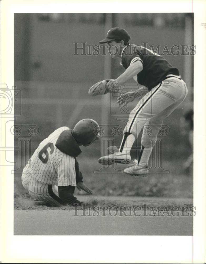 1989 Press Photo Base Stolen in First Inning of Wagner College Baseball Game- Historic Images