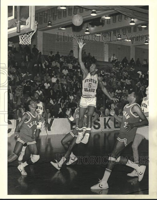 1984 Press Photo College of Staten Island Basketball Player