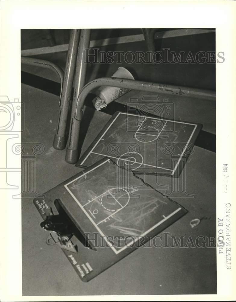 1984 Press Photo College of Staten Island Basketball Clipboard Snapped in Half- Historic Images