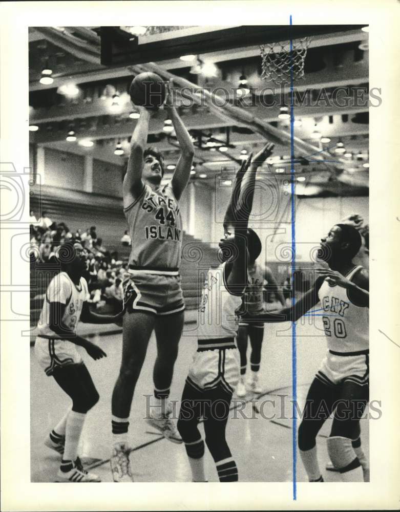 1984 Press Photo College of Staten Island Basketball Player #44 Jumps for Shot- Historic Images