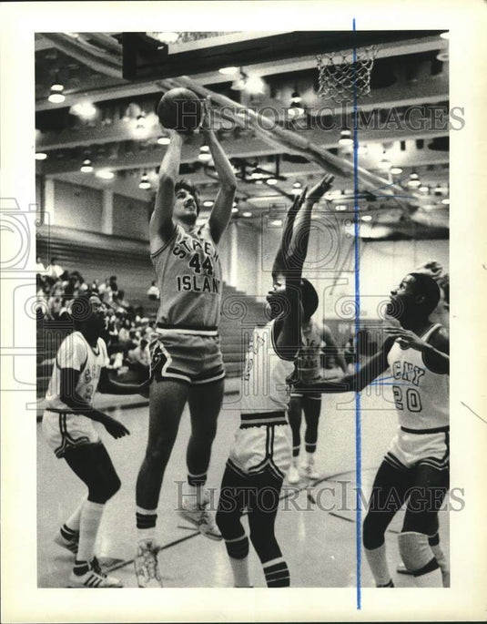 1984 Press Photo College of Staten Island Basketball Player