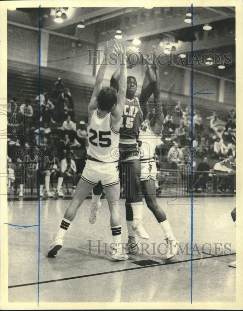 1984 Press Photo College of Staten Island Basketball Team playing defense- Historic Images