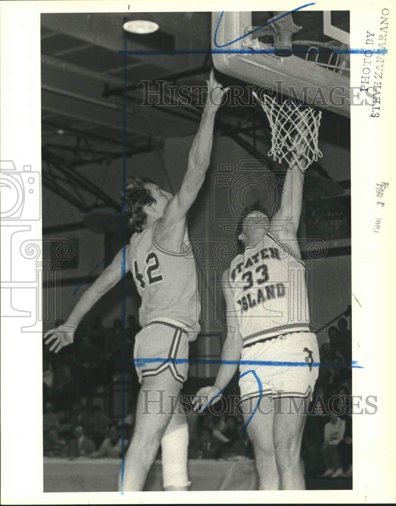 1984 Press Photo College of Staten Island Basketball Player #33 Under Basket- Historic Images