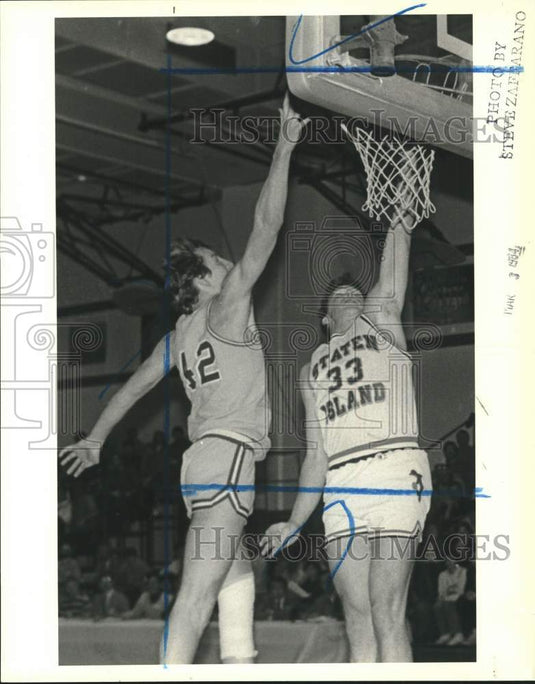 1984 Press Photo College of Staten Island Basketball Player