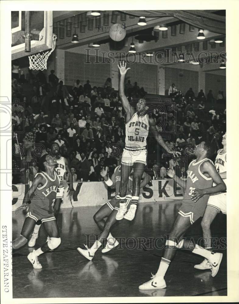 1984 Press Photo College of Staten Island Basketball Player #5 Versus Lehman- Historic Images