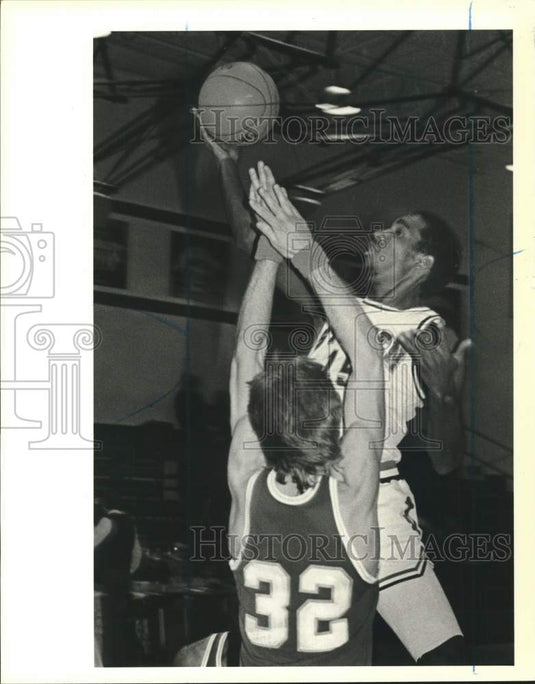 1985 Press Photo College of Staten Island Basketball Player