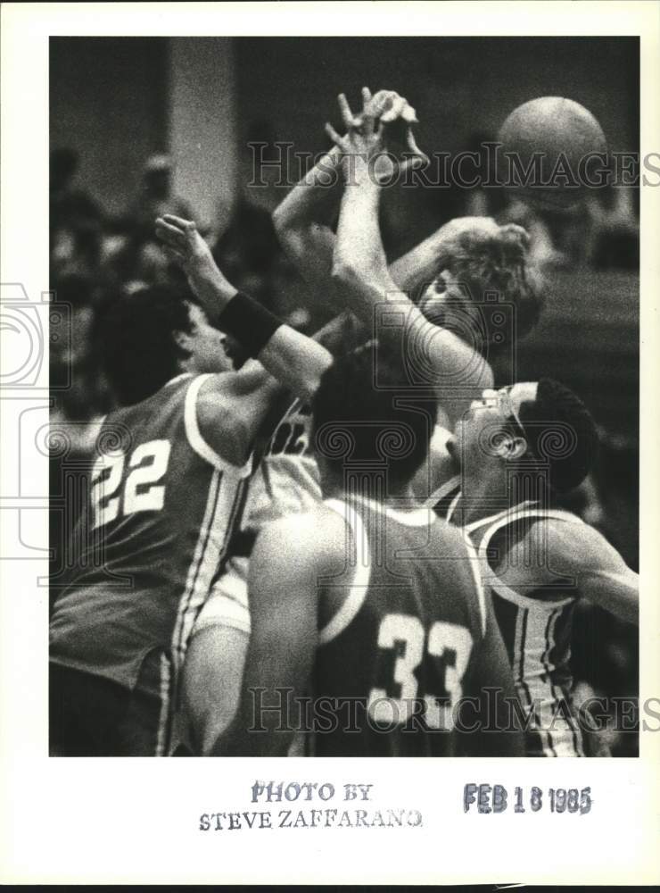 1985 Press Photo College of Staten Island Basketball Play - sia23492- Historic Images