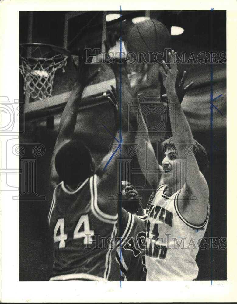 1985 Press Photo College of Staten Island Basketball Player #44 Blocks York Ball- Historic Images