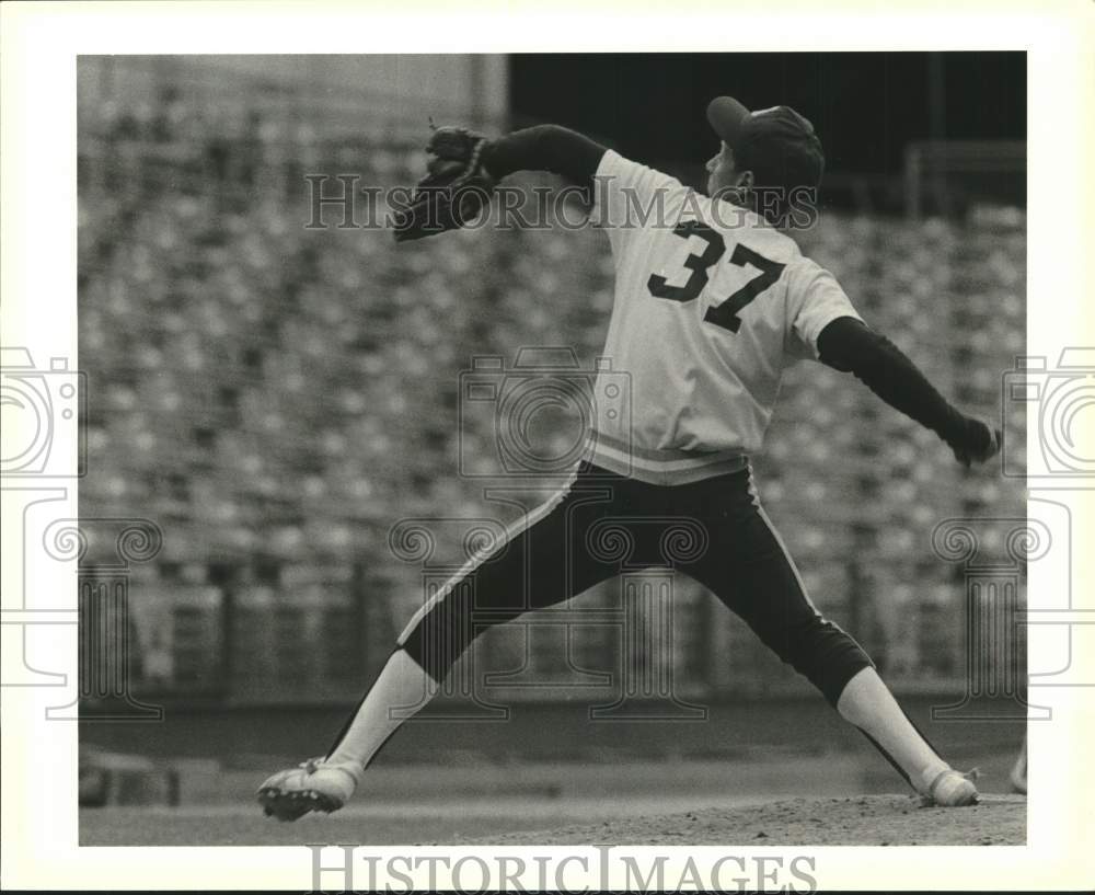 1986 Press Photo College of Staten Island Baseball Player throwing the ball- Historic Images