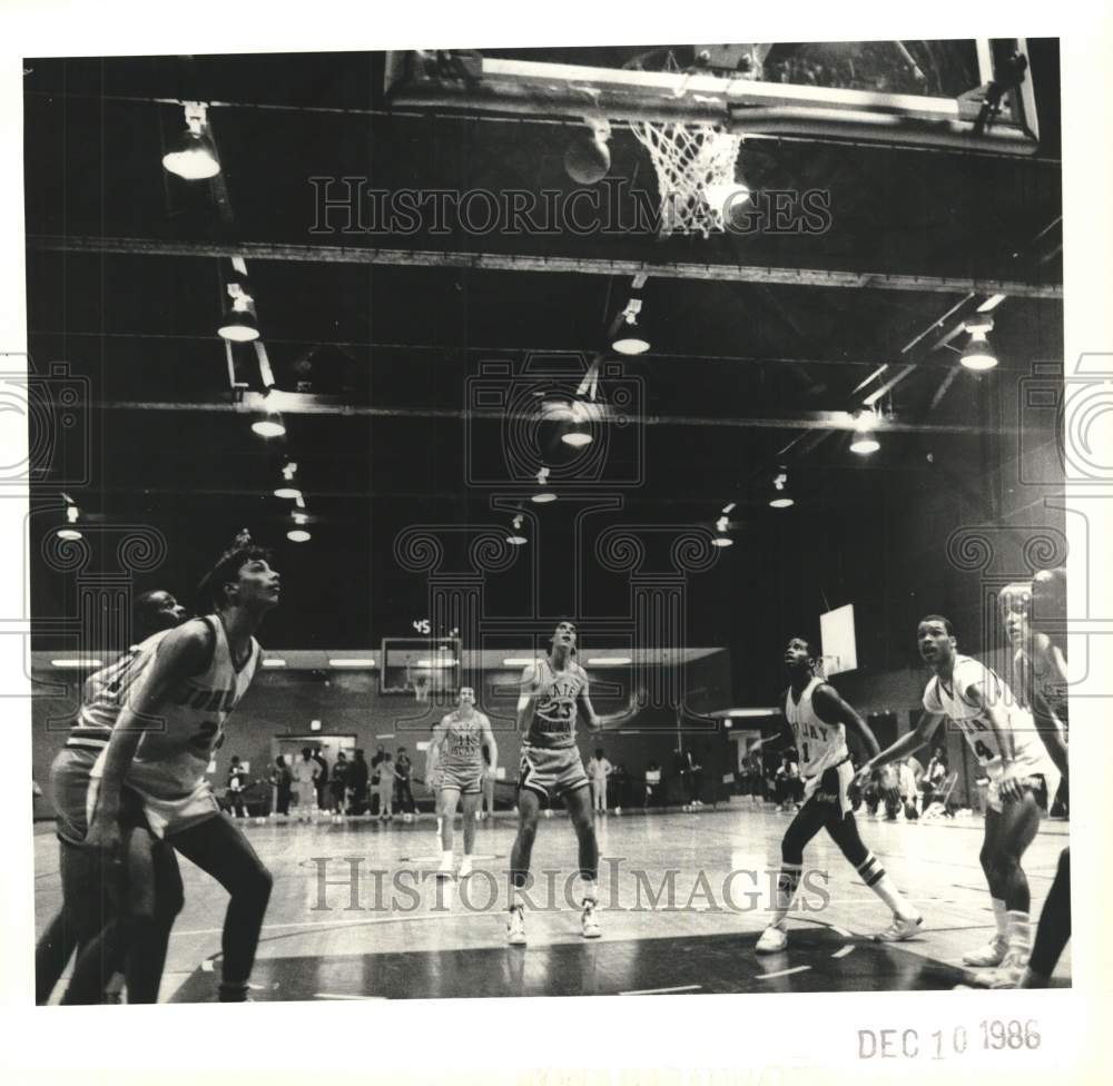 1986 Press Photo Basketball game action - sia23841- Historic Images