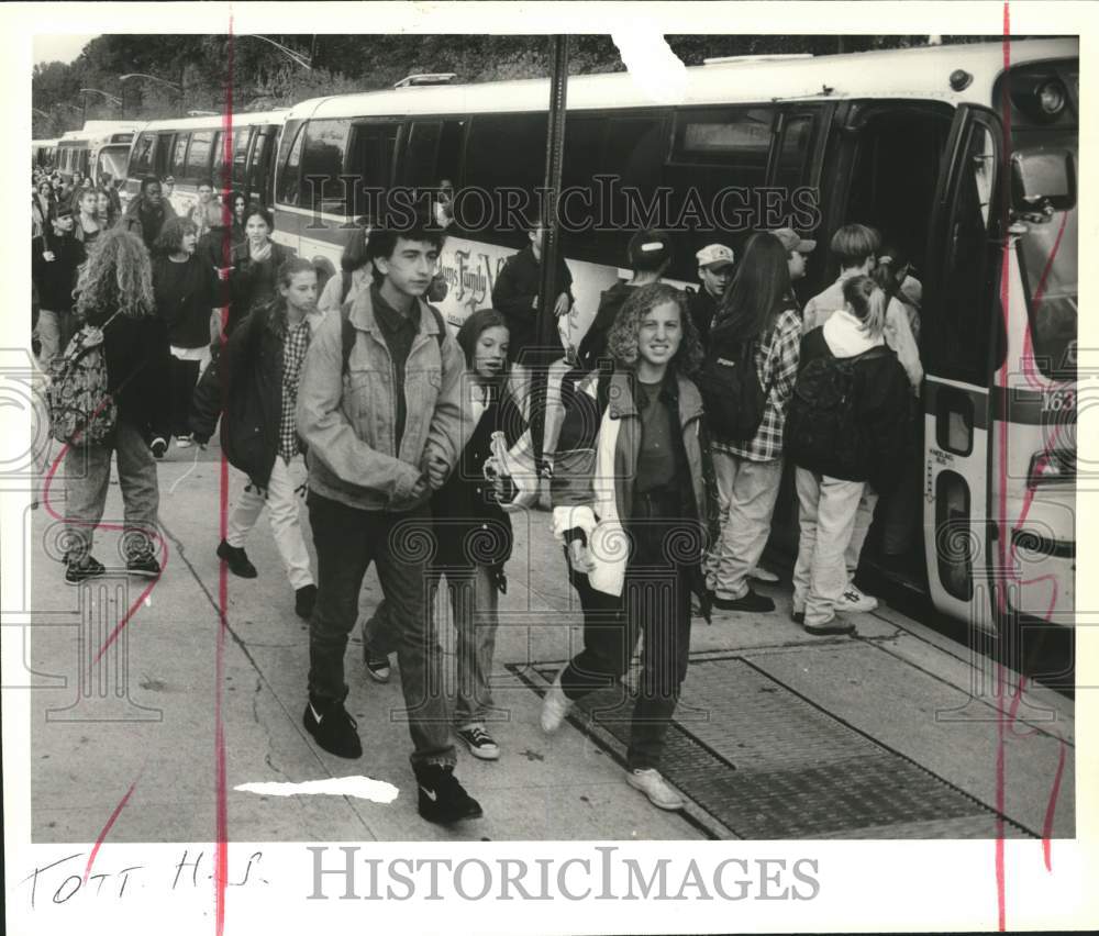 Press Photo Tottenville High School students boarding buses - sia23860- Historic Images