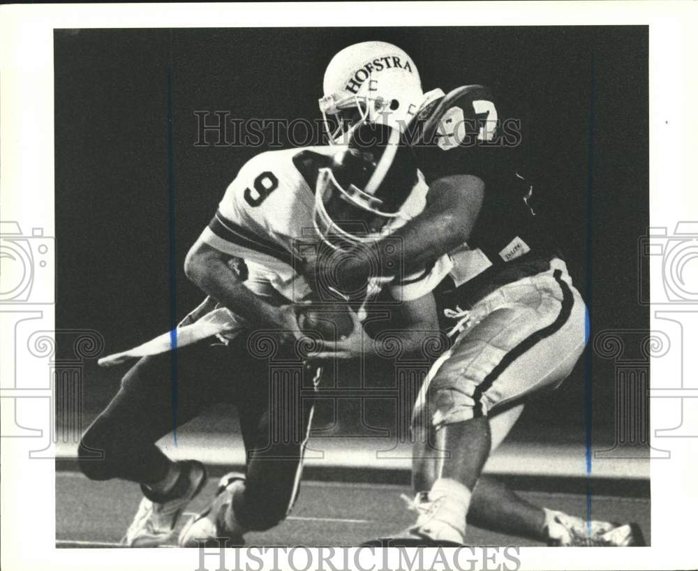 1989 Press Photo Ray Benvenuti, Wagner College Football, Sacked by Passuello- Historic Images
