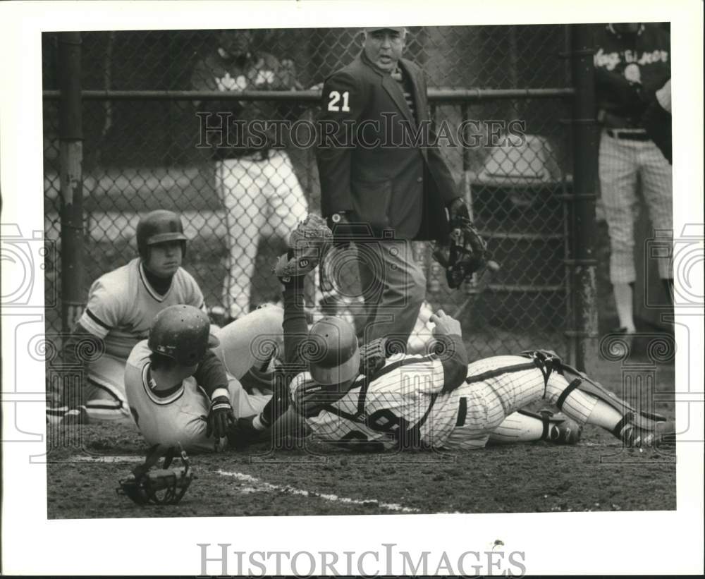 Press Photo Jeff Randazzo, Wagner College Baseball Catcher, Tags Out Opponent- Historic Images