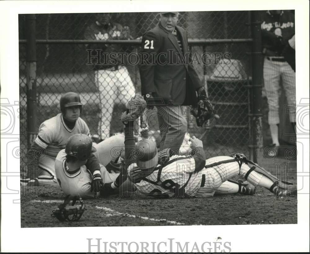 Press Photo Jeff Randazzo, Wagner College Baseball Catcher, Tags Out Opponent- Historic Images
