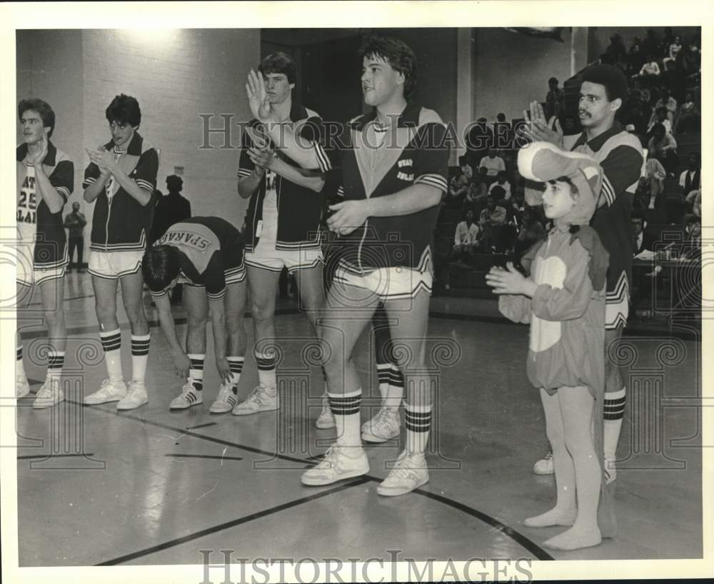 1984 Press Photo College of Staten Island Basketball players on the sideline- Historic Images