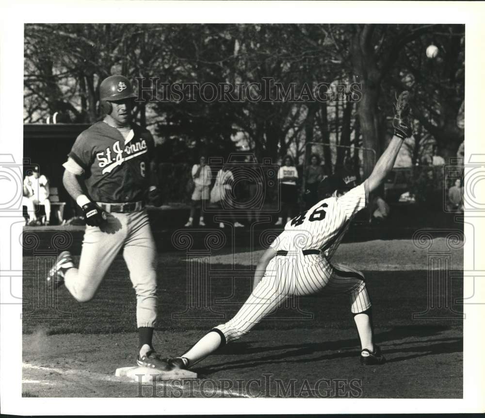 1990 Press Photo Wagner College Baseball&#39;s Kurt Grunsfeld&#39;s Ball Pop From Glove- Historic Images