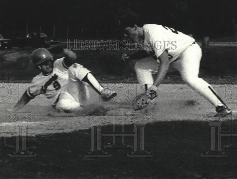Press Photo Wagner College Baseball Against Lehman College - sia24178- Historic Images
