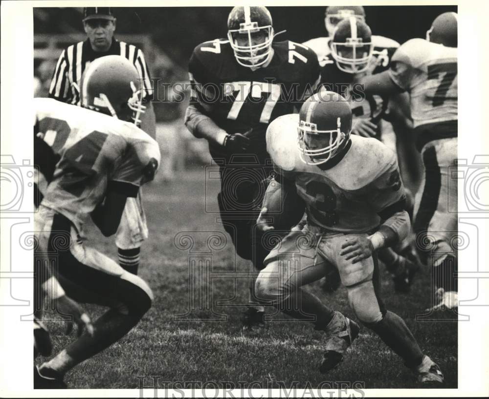 1990 Press Photo Montclair State College Football&#39;s John Walker Makes First Down- Historic Images