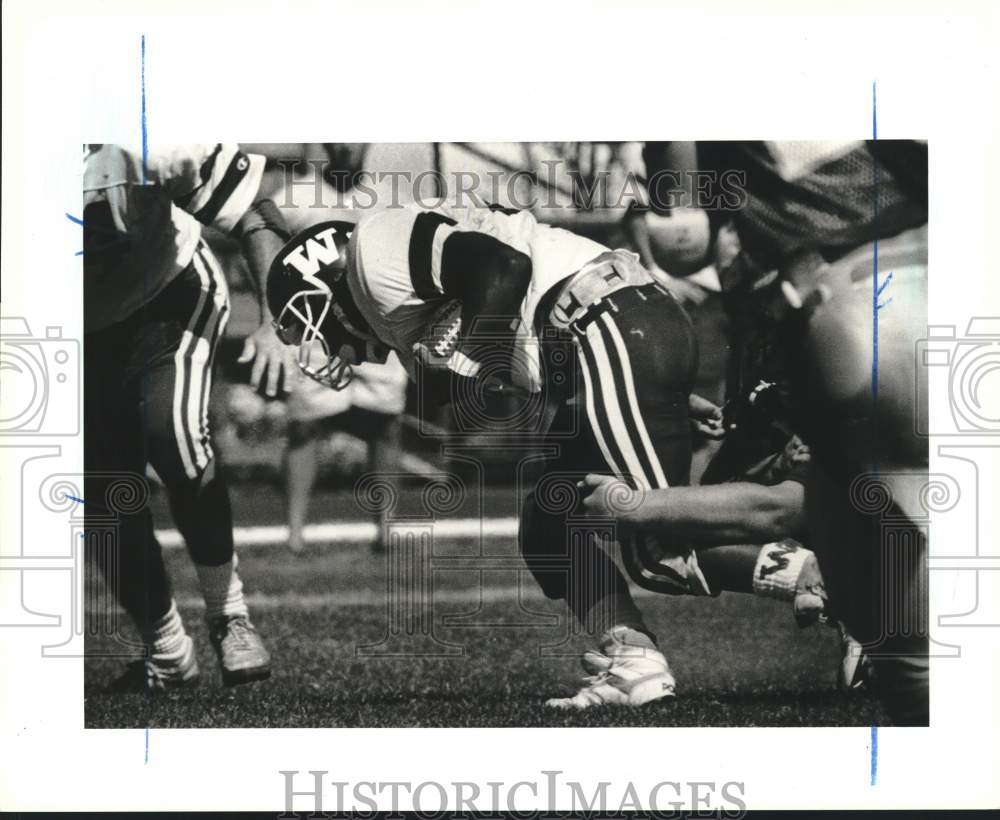 1990 Press Photo Wagner College Football&#39;s #42 Willie McWilliams With Ball- Historic Images