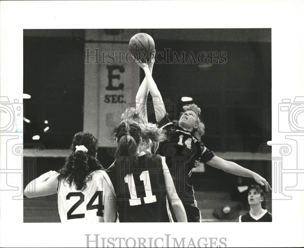 1990 Press Photo Women&#39;s Basketball game action - sia24216- Historic Images