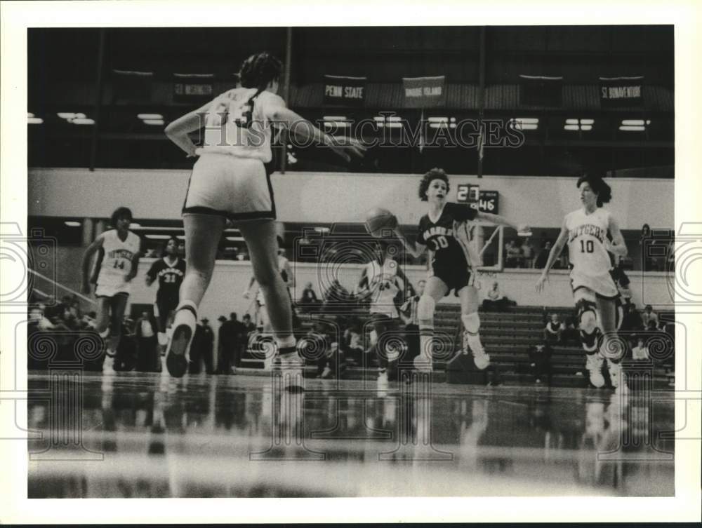 1984 Press Photo Wagner Women&#39;s Basketball game action - sia24219- Historic Images