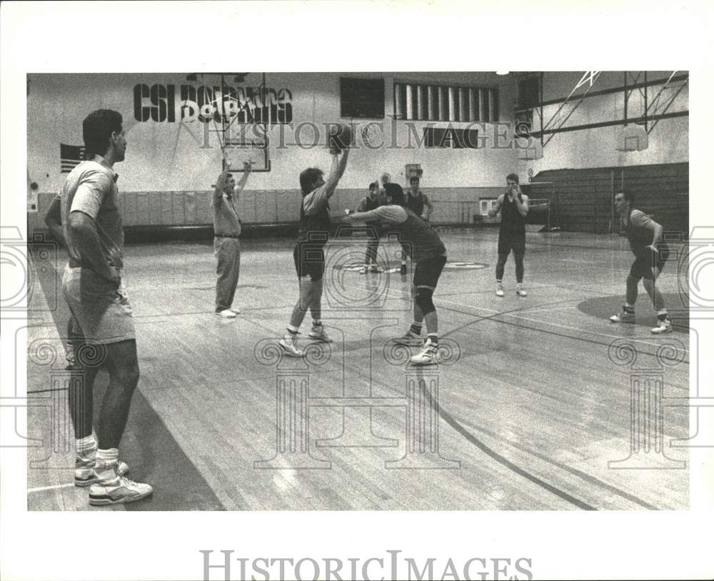 1990 Press Photo College of Staten Island basketball practice - sia24241- Historic Images