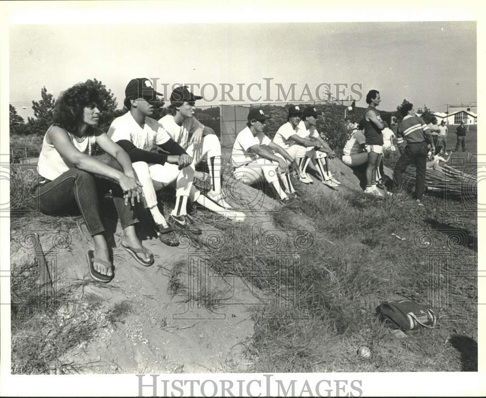 1984 Press Photo College of Staten Island Baseball team in makeshift dugout- Historic Images