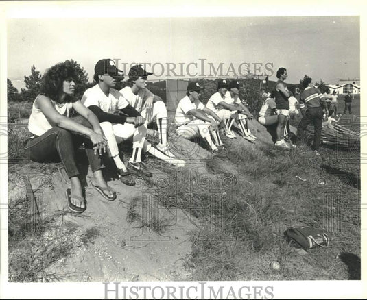 1984 Press Photo College of Staten Island Baseball team in makeshift dugout- Historic Images