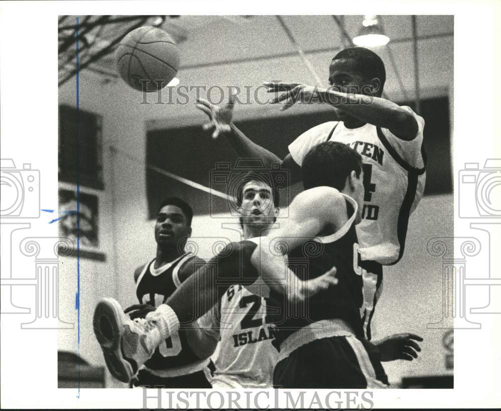 Press Photo College of Staten Island Basketball&#39;s Santos Martinez Passes Ball- Historic Images