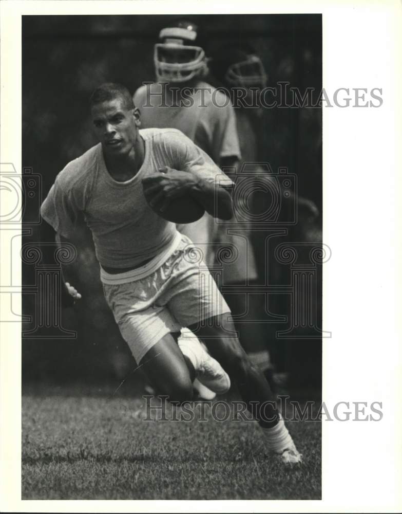 1990 Press Photo Wagner WR Mike Wallace during pass catching drills - sia24325- Historic Images