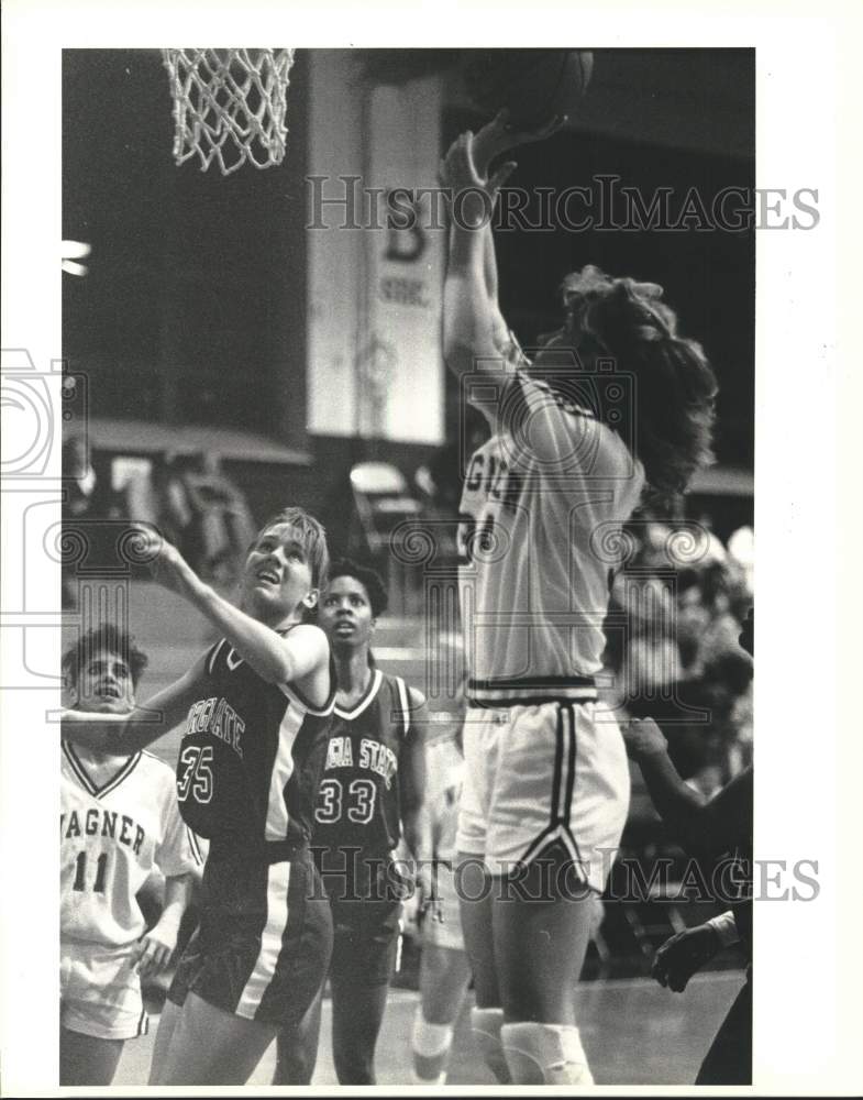 1989 Press Photo Wagner College Women&#39;s Basketball&#39;s Ingrid Faller at the Basket- Historic Images