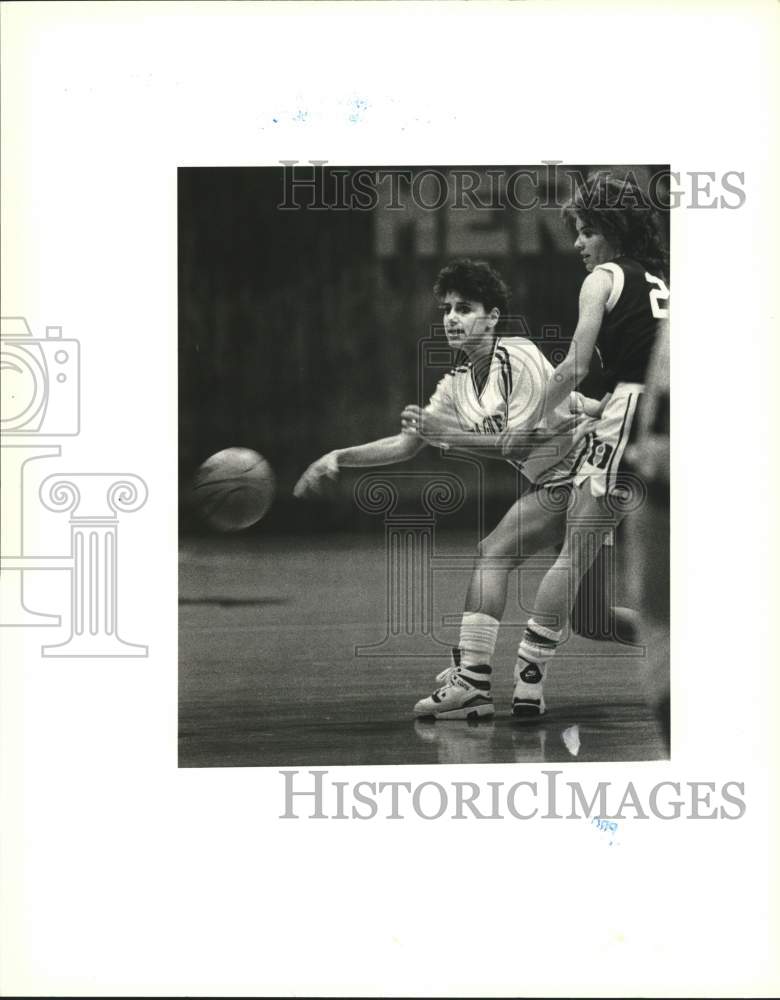 1989 Press Photo Wagner Basketball&#39;s Alice Burgos making a pass - sia24360- Historic Images