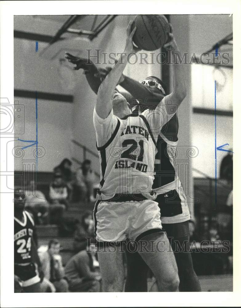 1989 Press Photo College of Staten Island Basketball&#39;s Player Versus Jersey City- Historic Images