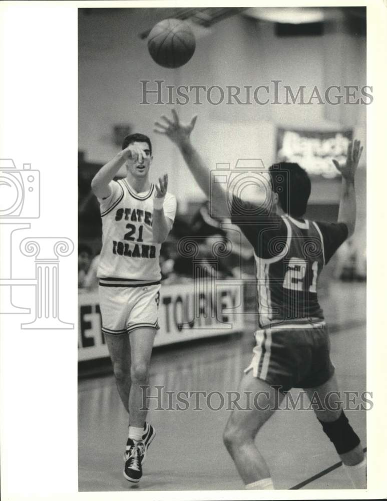 Press Photo College of Staten Island Basketball&#39;s #21 James Long passes the ball- Historic Images