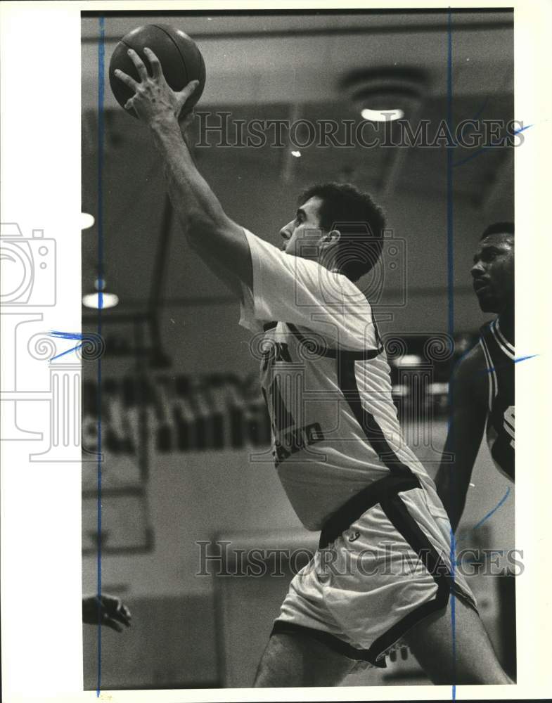 1990 Press Photo College of Staten Island Basketball&#39;s #21 with the rebound- Historic Images