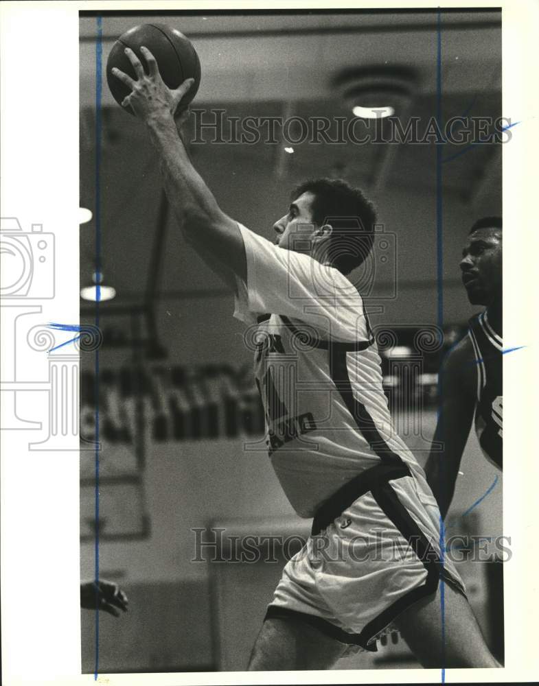 1990 Press Photo College of Staten Island Basketball's #21 with the rebound- Historic Images