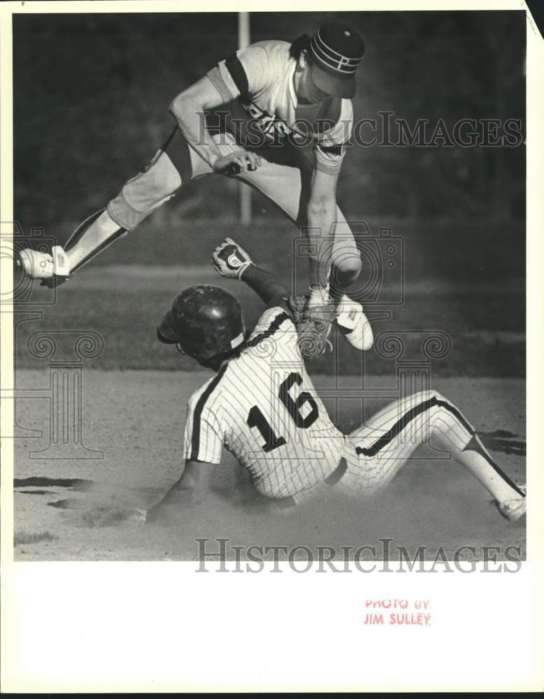 Press Photo Wagner College Baseball #16 Tagged Out as He Tries to Steal Base- Historic Images