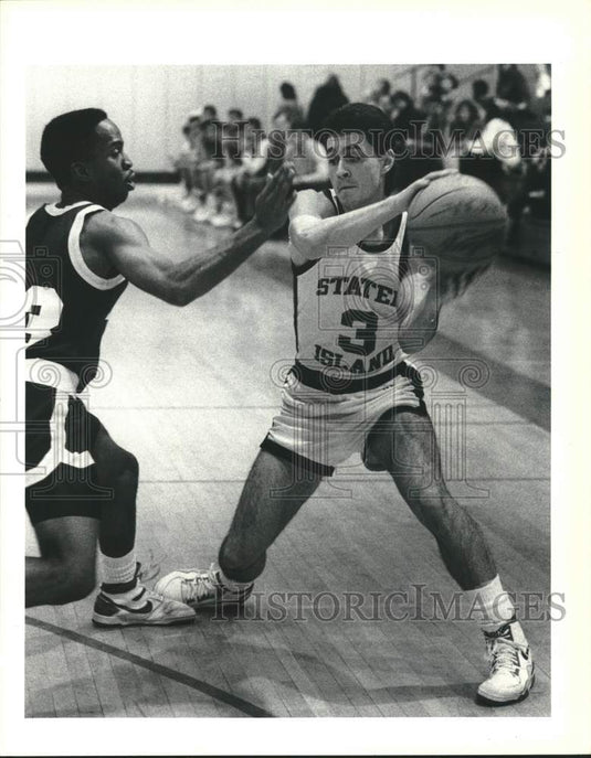 1989 Press Photo College of Staten Island Basketball Player