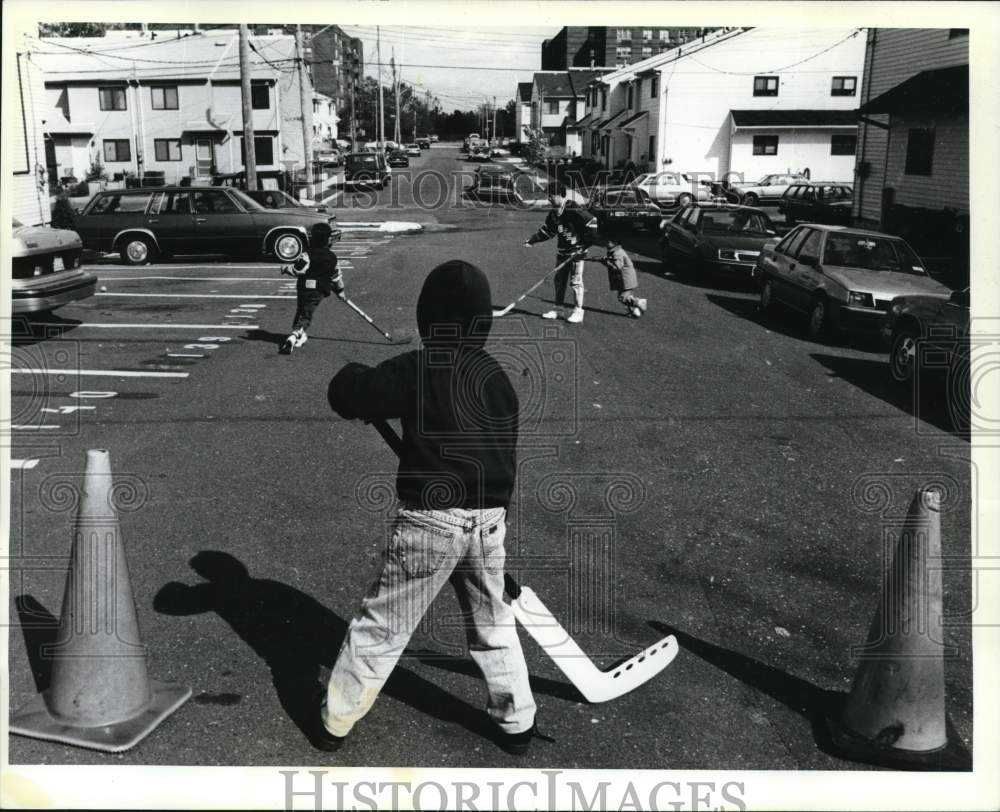 1989 Press Photo Kids Make Back Parking Lot Into Hockey Court in Willowbrook- Historic Images